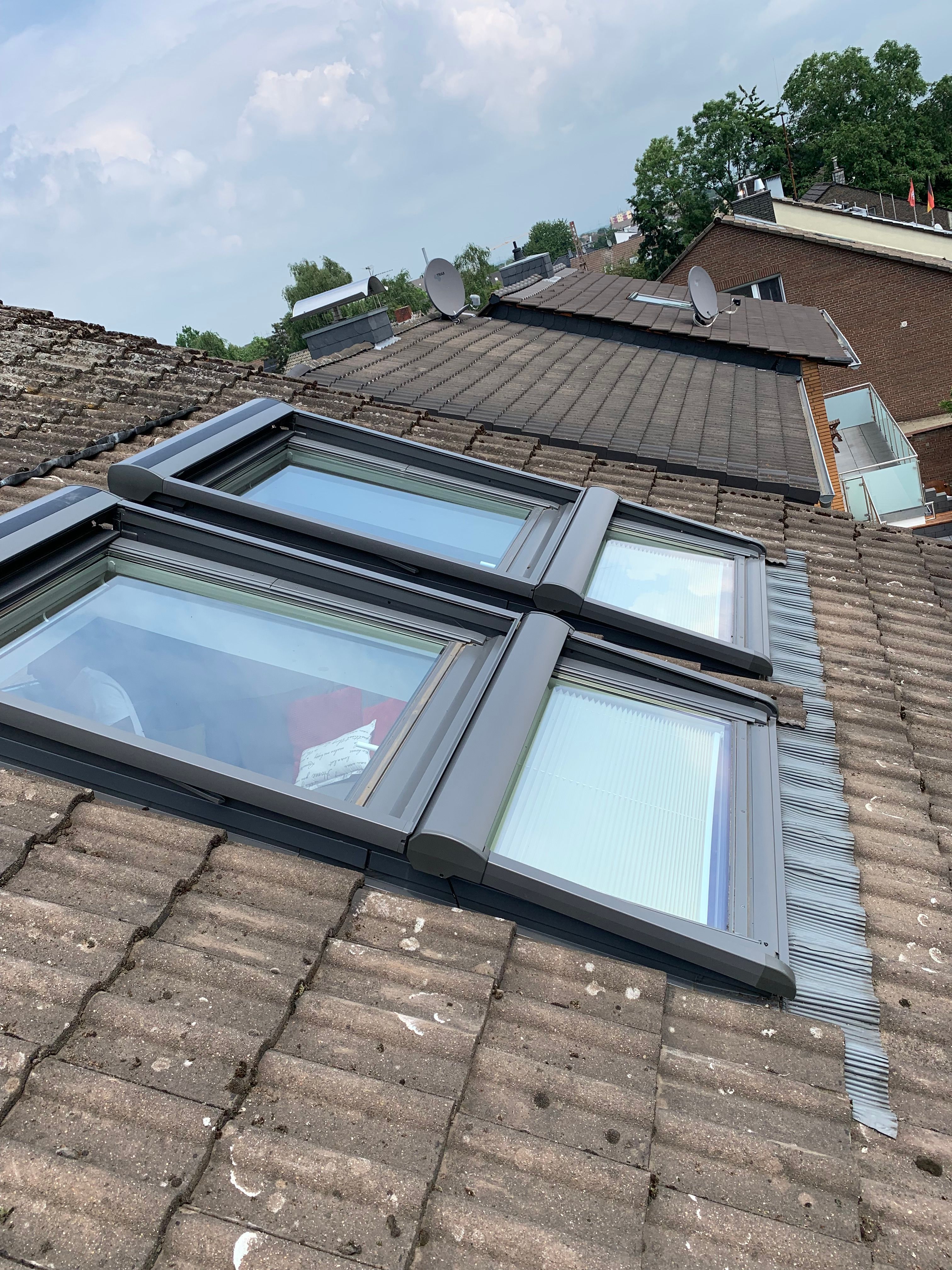 Dachfenster mit Rollladen und Solarantrieb