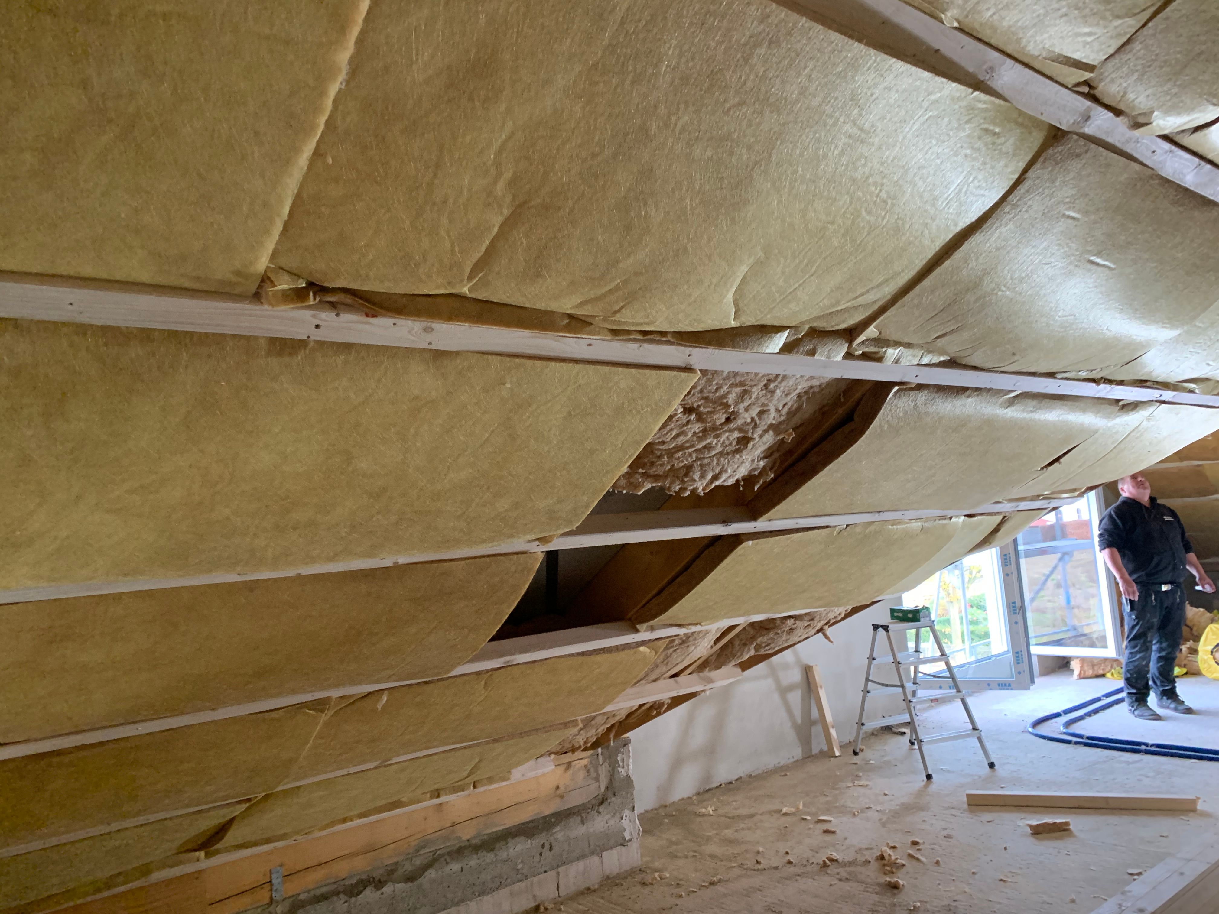 Im Ausbau befindliches Dachgeschoss mit neuem Fenster