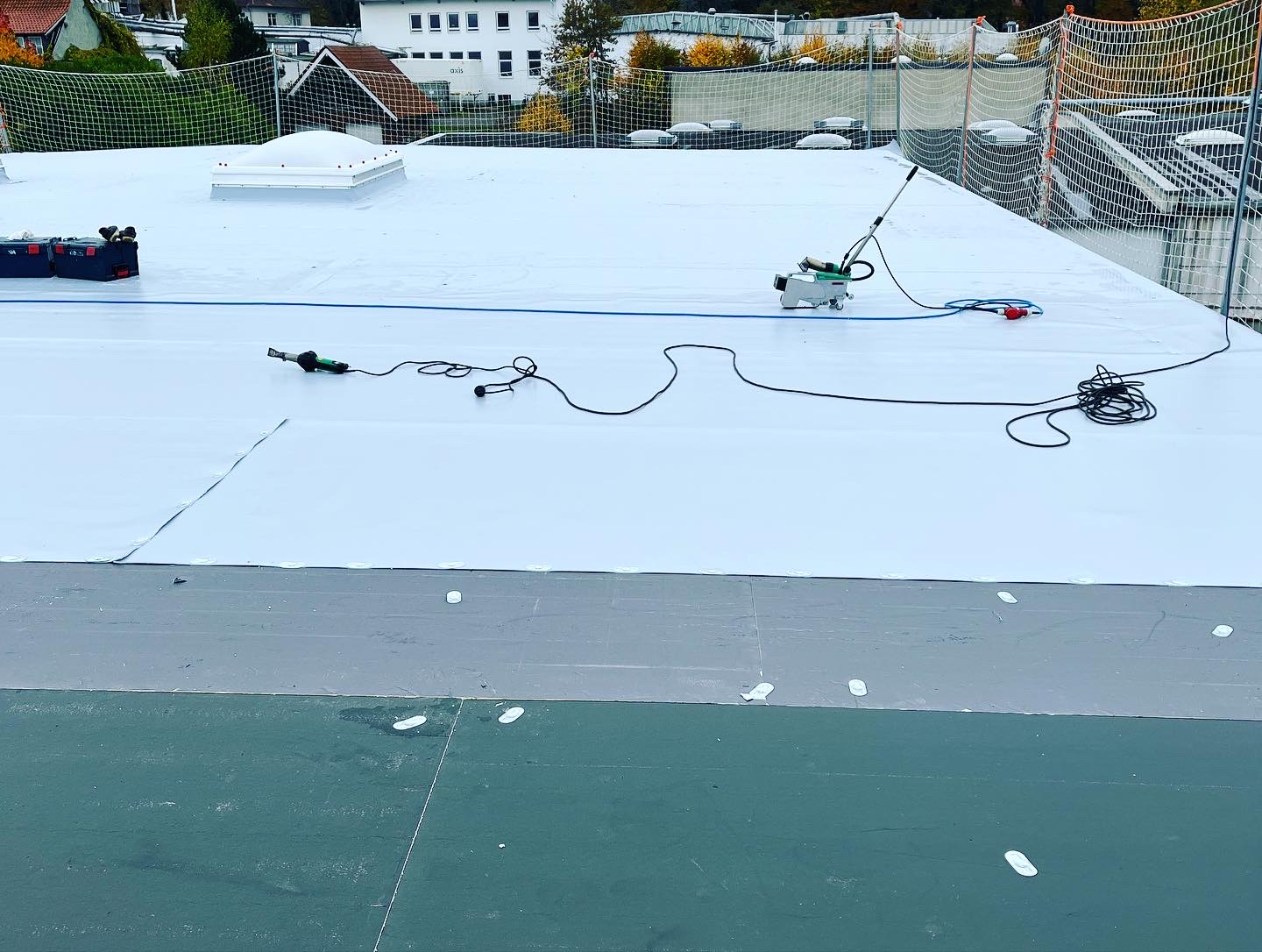Flachdach mit neu aufgebrachter Kiesschüttung