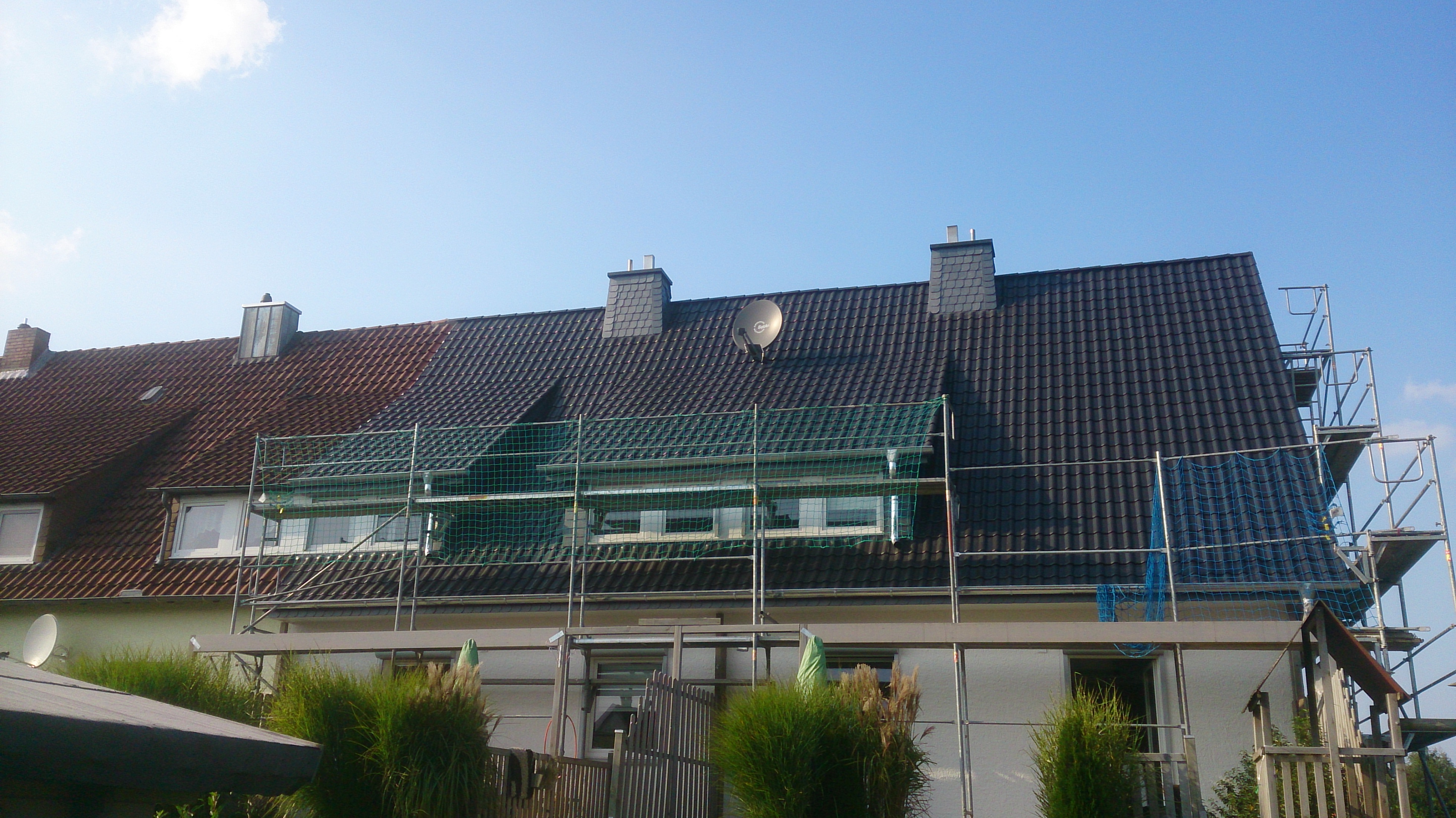 Eingerüstetes Haus während der Dacharbeiten