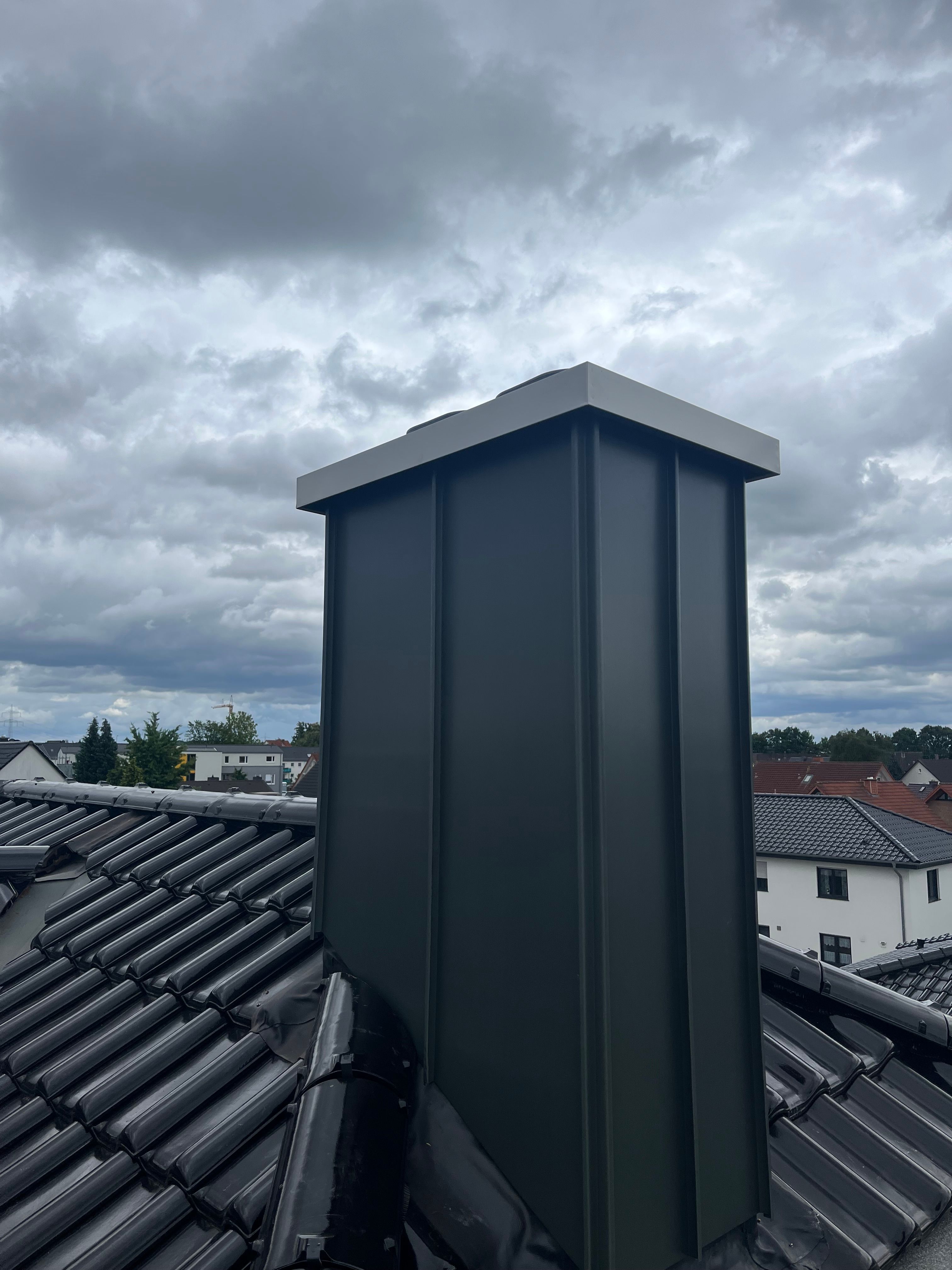 Schornstein mit neuer Schieferverkleidung
