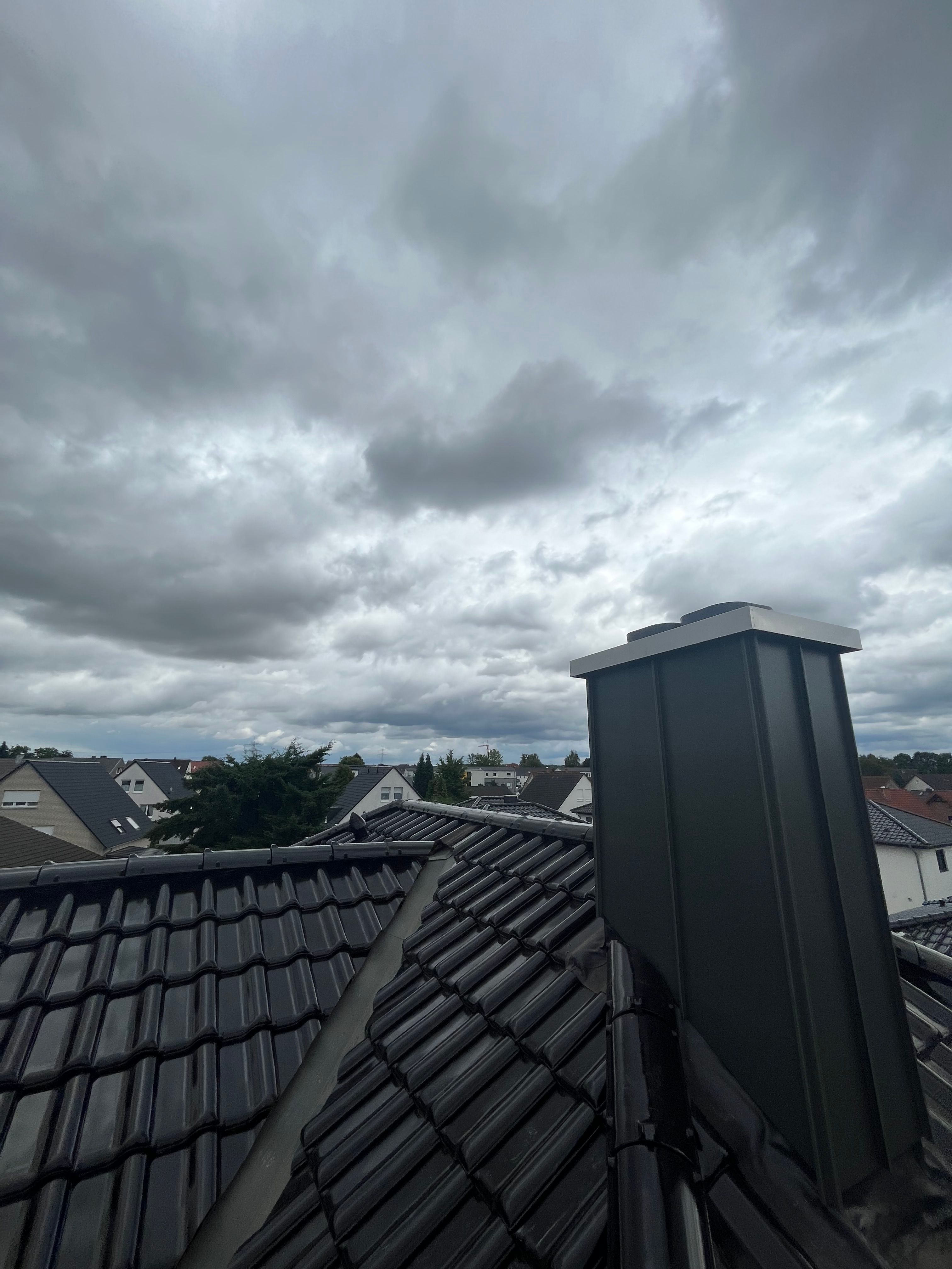 Modern verkleideter Schornstein an einem Wohnhaus